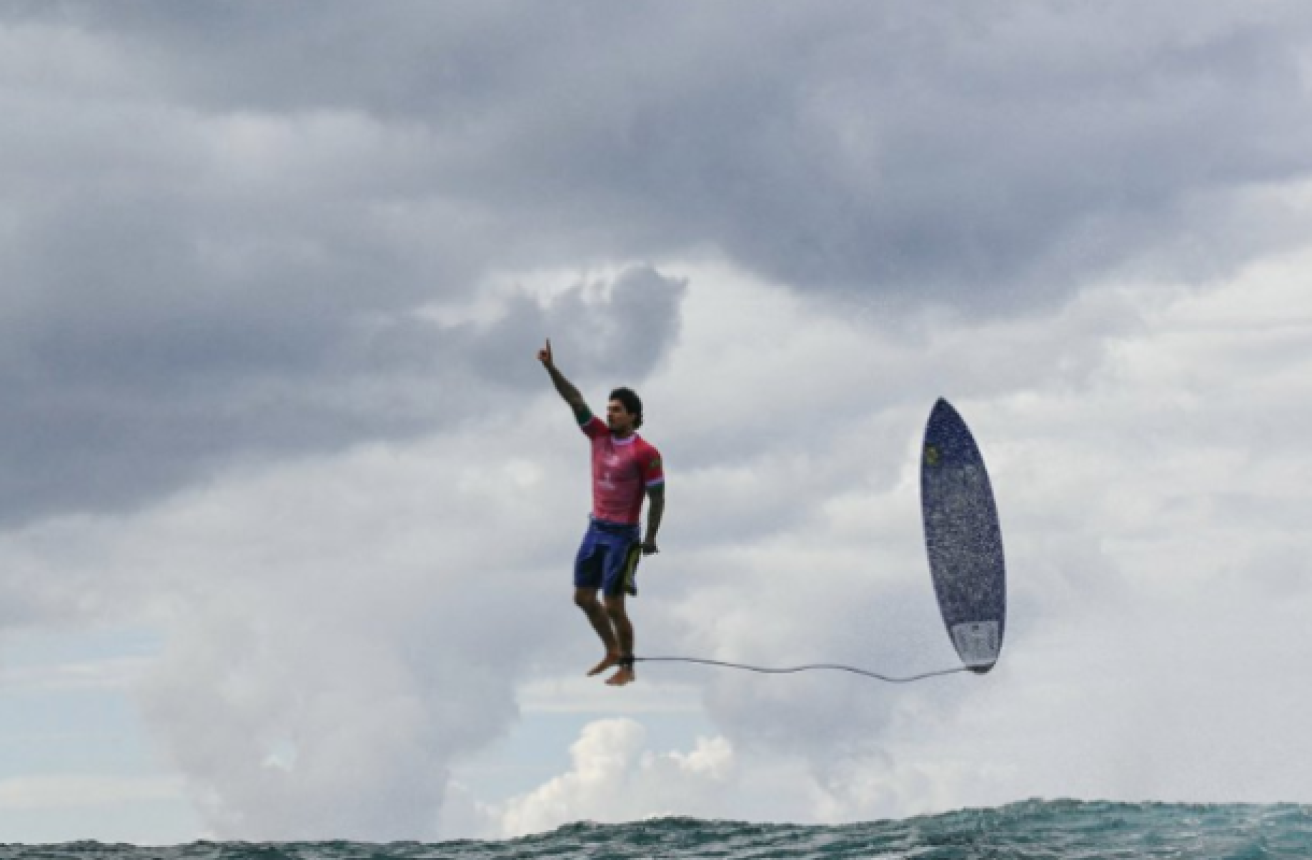 Gabriel Medina ‘reproduz’ foto icônica no Louvre e faz brincadeira