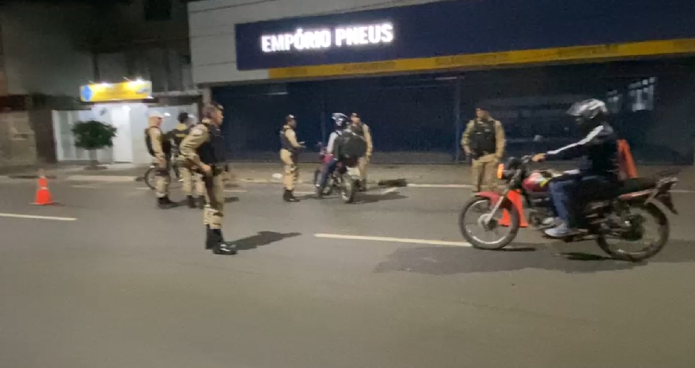 Motociclista invade contramão para fugir da PM e culpa o GPS