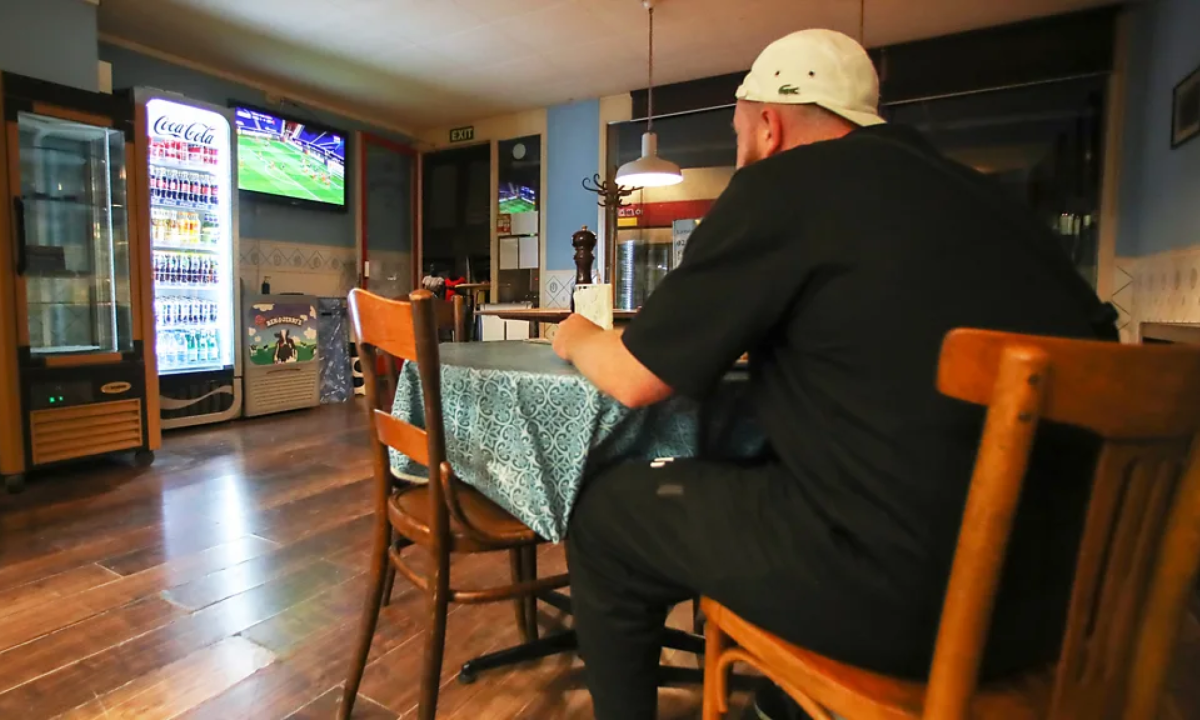 O ambiente à nossa volta influencia muito a nossa alimentação – e assistir à TV durante as refeições pode ser uma distração poderosa -  (crédito: Alamy)