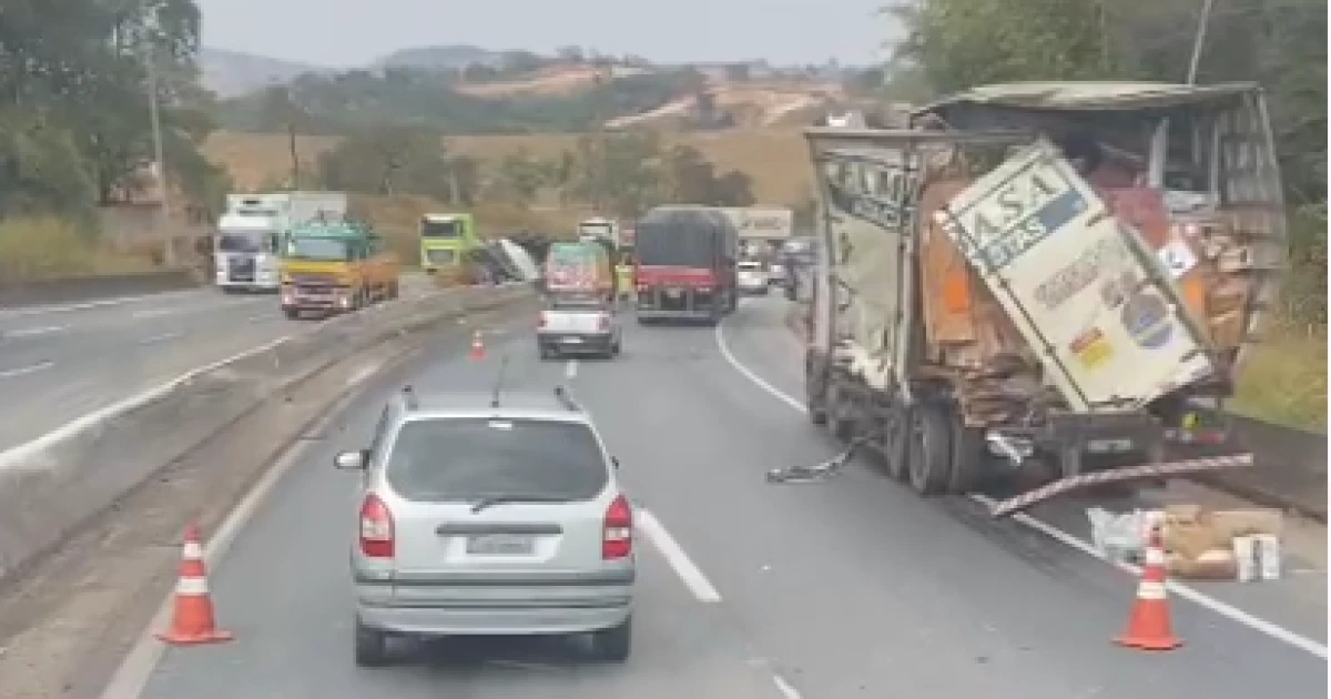 Grande BH: grave acidente entre dois caminhões interdita BR-381 