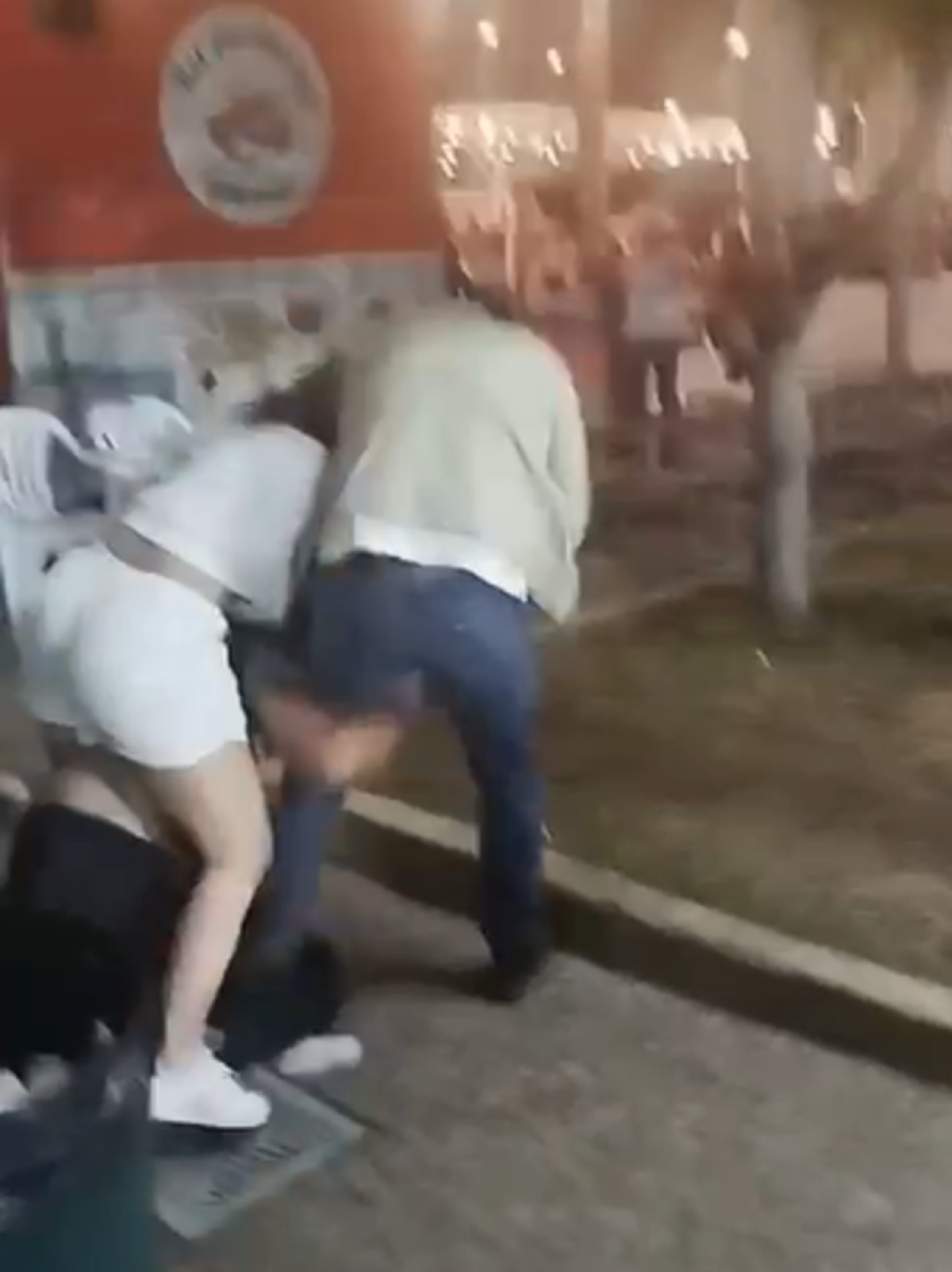 Vídeo: discussão entre mães termina com briga generalizada em clube de BH 