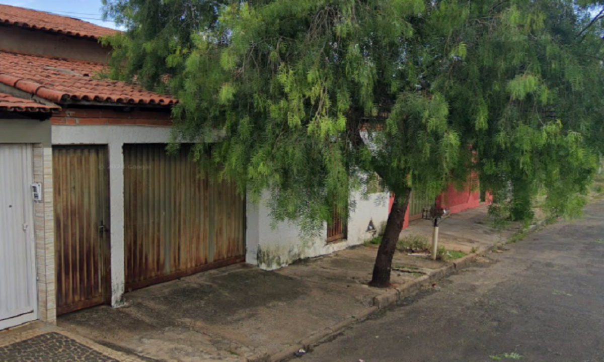 Marido mata a companheira a facadas na frente da filha de 1 ano -  (crédito: Reprodu&ccedil;&atilde;o/Google Street View)