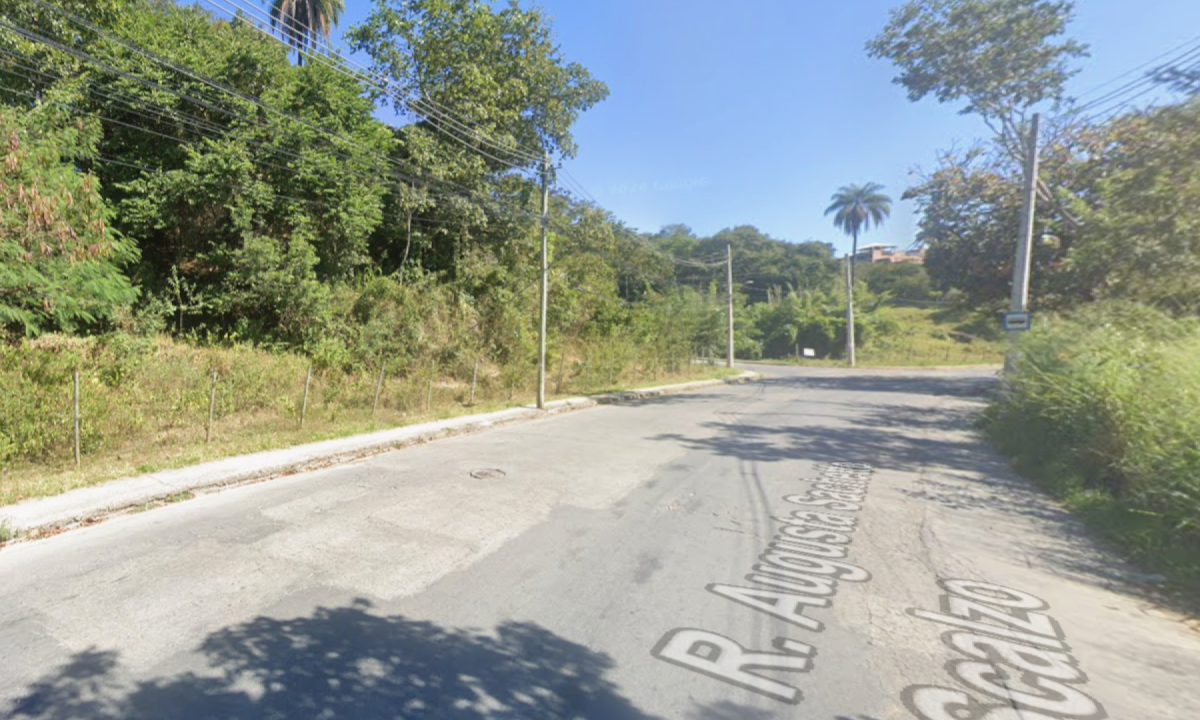 À Polícia Militar uma testemunha informou que o jovem executado em BH era usuário de drogas e, constantemente, devia dinheiro a traficantes da região -  (crédito: Google Street View / Reprodução)