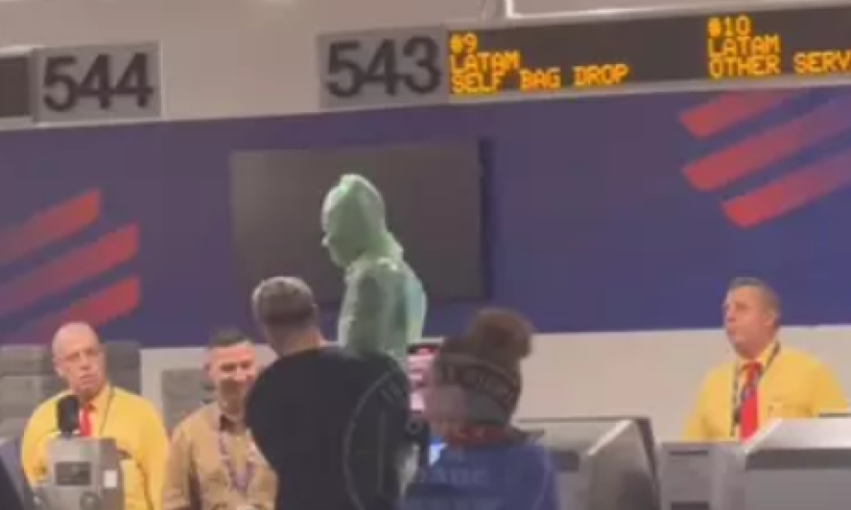 homem tenta se despachar em aeroporto nos EUA enrolado em plástico filme -  (crédito: Reprodução/Instagram)