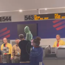 Vídeo: homem se enrola em plástico e tenta se despachar no aeroporto  - Reprodução/Instagram