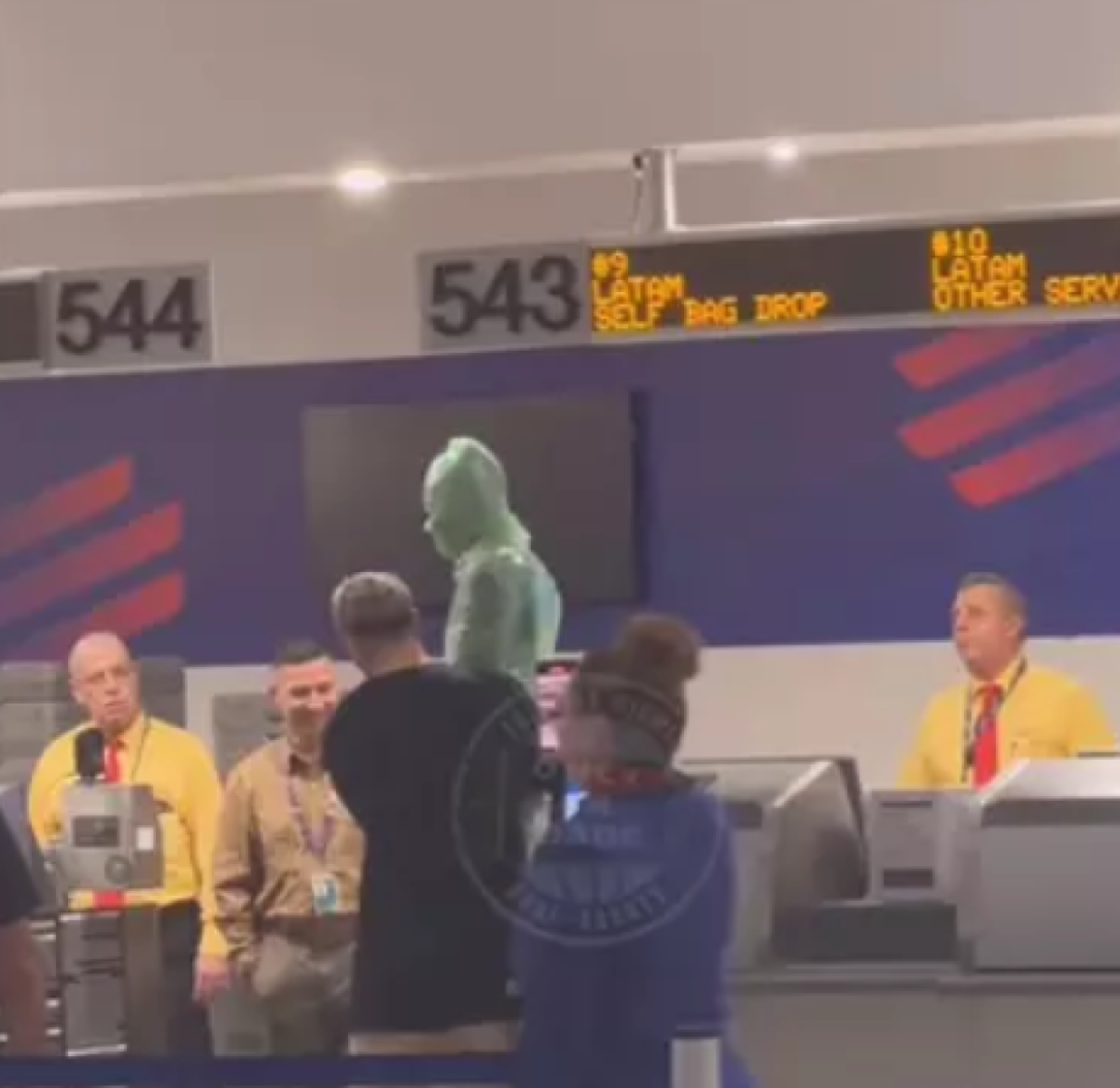 homem tenta se despachar em aeroporto nos EUA enrolado em plástico filme -  (crédito: Reprodução/Instagram)