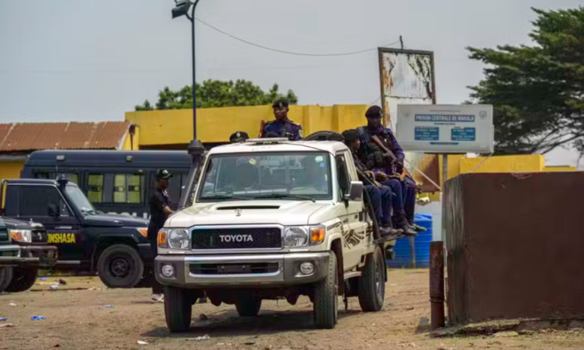 Veículo policial deixa a prisão de Malaka, em Kinshasa -  (crédito: Hardy BOPE/AFP)