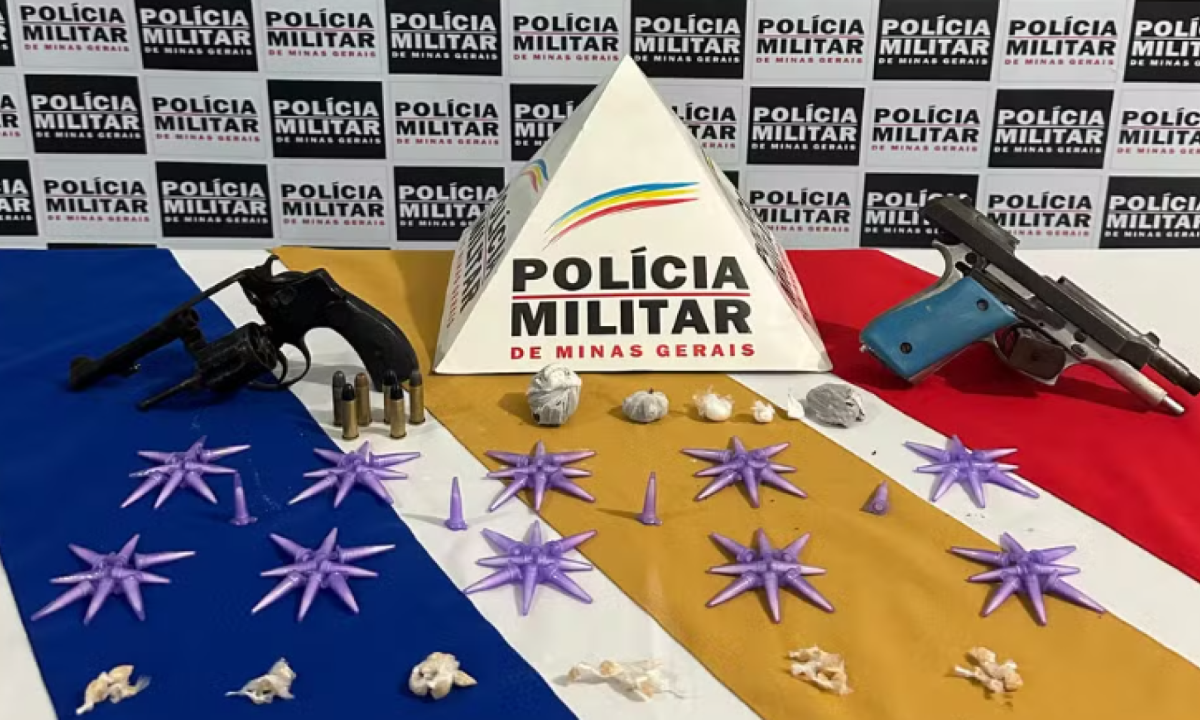 Drogas encontradas embaixo de viatura policial, em Pedra Azul -  (crédito: Divulgação / PMMG)