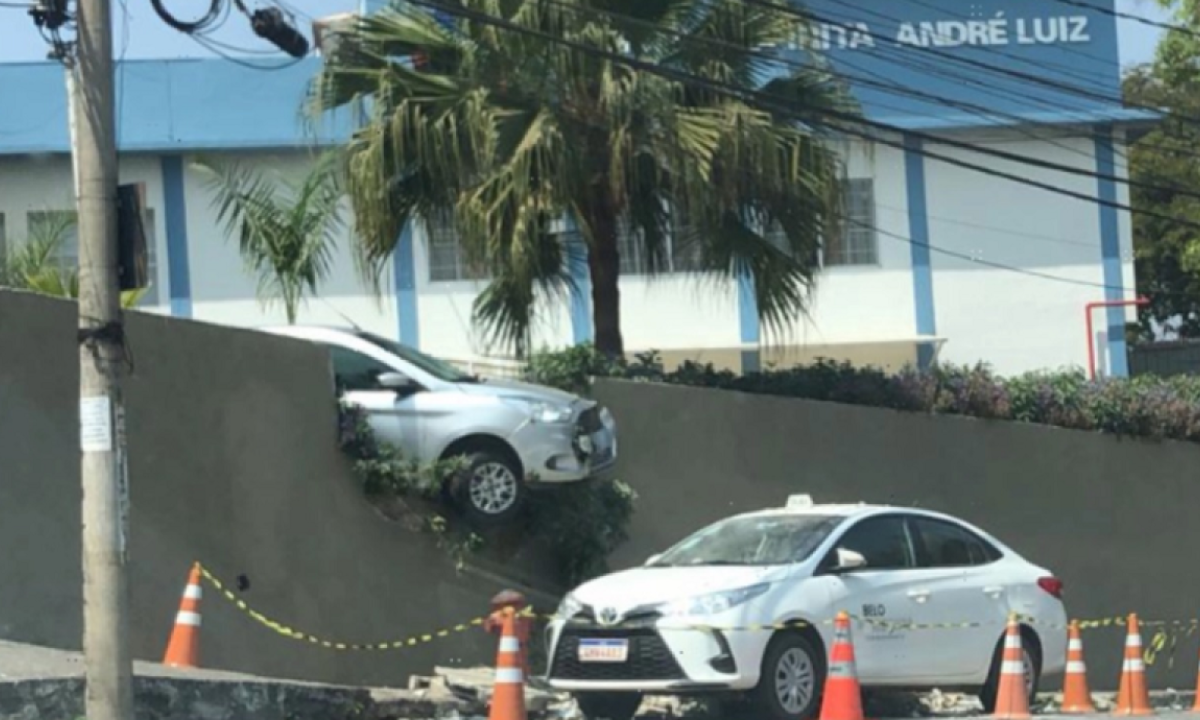 Acidente aconteceu próximo ao Pronto Atendimento o Hospital Espirita André Luiz, em BH. Não houve feridos -  (crédito: TV Alterosa / Reprodução)