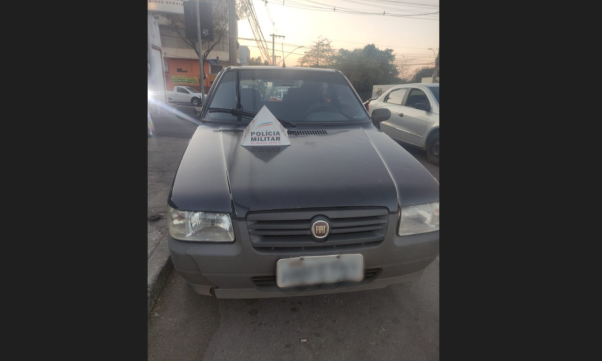 Carro roubado foi recuperado pela Polícia Militar -  (crédito: PMMG)