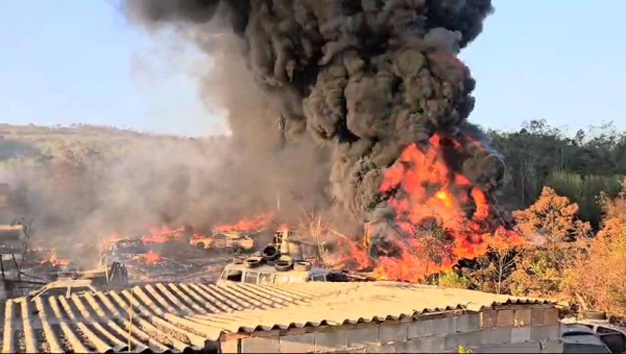 Além do ferro velho, local em que Corpo de Bombeiros combate incêndio também há um depósito de pneus  -  (crédito: CBMMG / Divulgação)