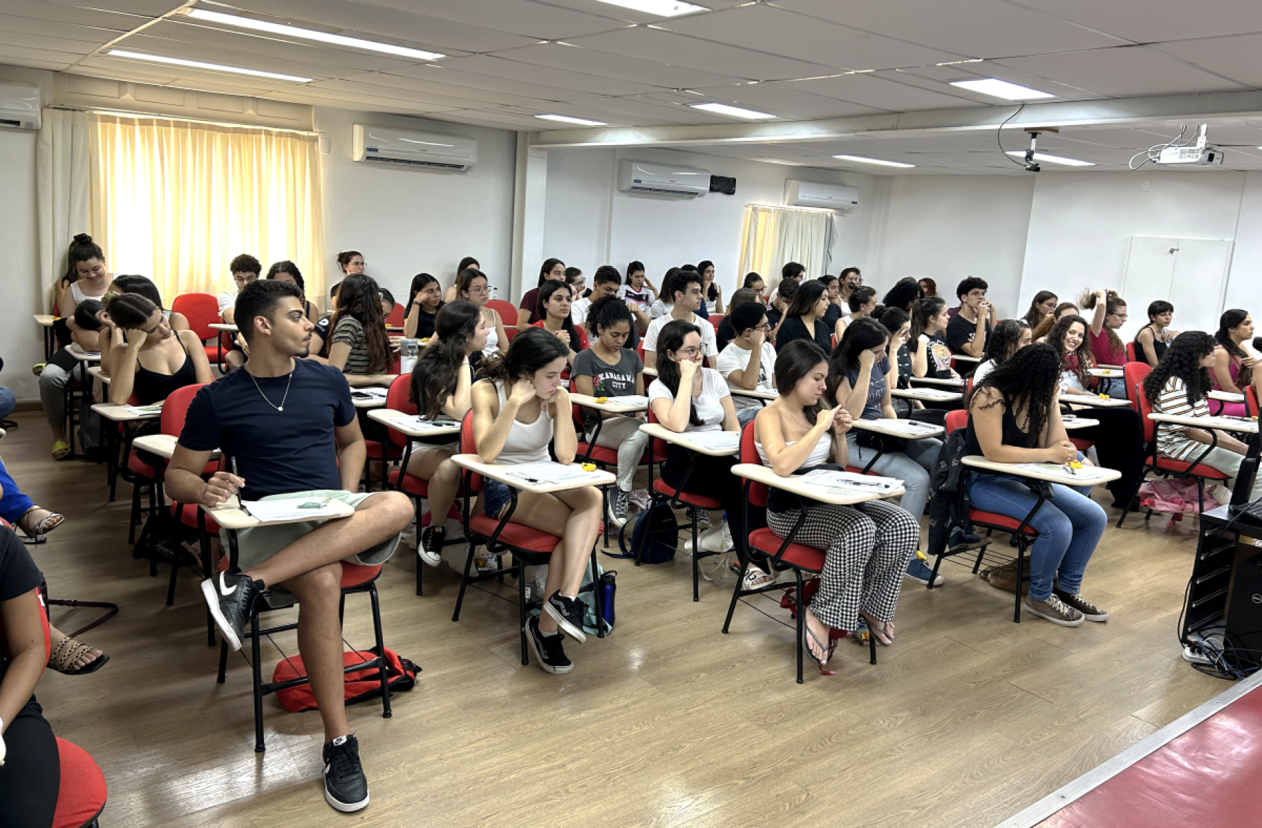 Sala de aula do Det com alunos fazendo o Simuladão em 2023