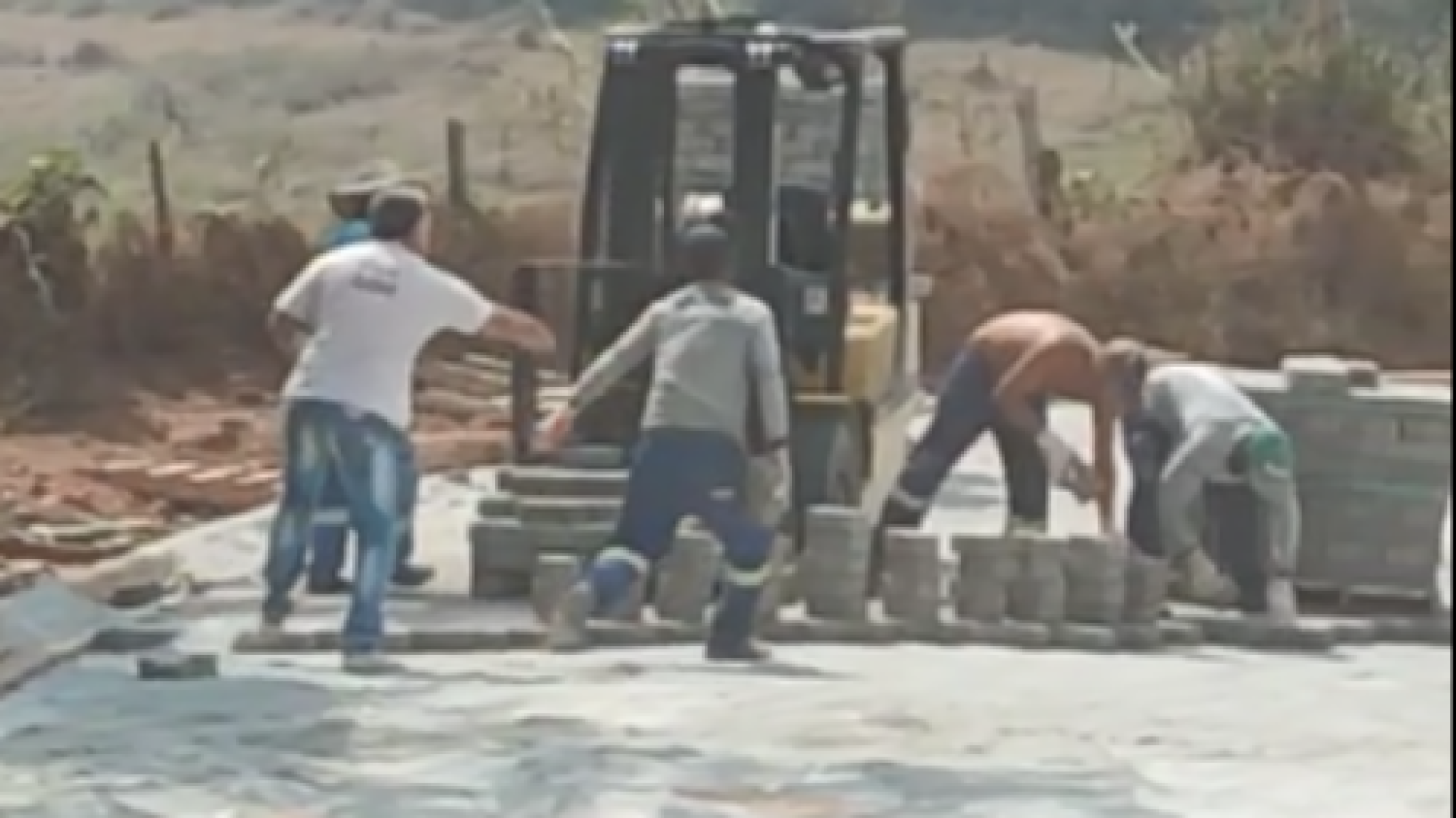 Motorista agride trabalhadores de obra em estrada de Minas; veja o vídeo