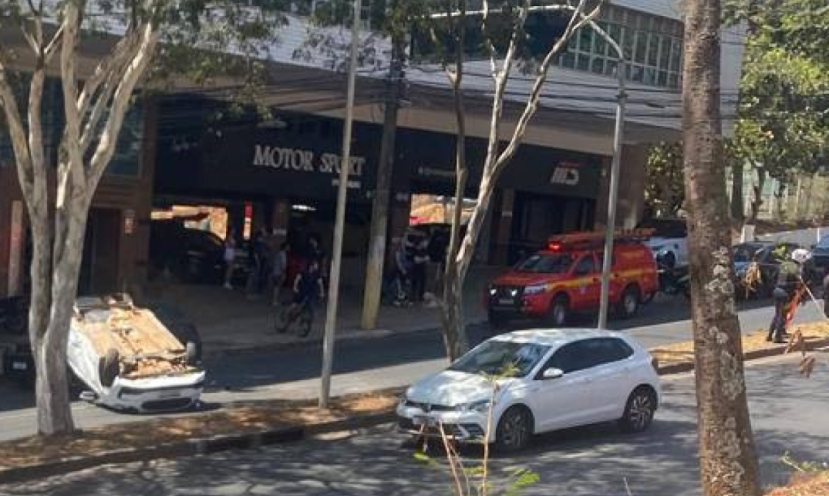 Informações preliminares dão conta que o carro da marca Ford Ka colidiu com uma moto e em seguida capotou, na Avenida Raja Gabaglia, em BH -  (crédito: CBMMG / Divulgação)