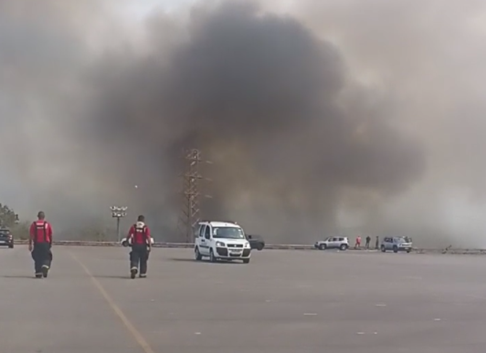 Vídeo: incêndio em vegetação assusta trabalhadores da Fiat, em Betim