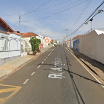 Policial penal mata motociclista pelas costas no meio da rua - Reprodu&ccedil;&atilde;o / Google Street View