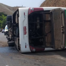 Acidente com ônibus do Coritiba Crocodiles deixou mortos -  (crédito: Foto: Reprodução)