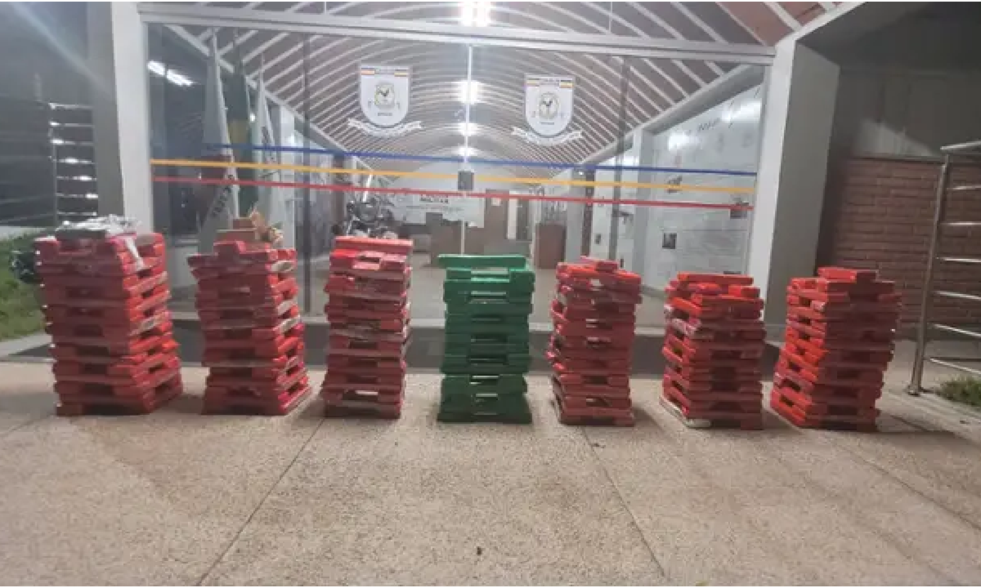 Polícia Militar apreende 235 barras de maconha em carro no Venda Nova