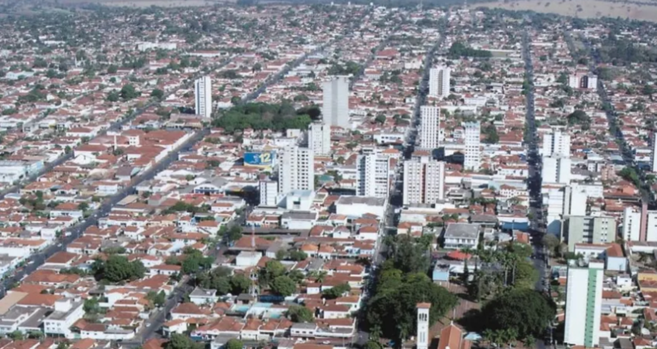 Recém-nascido é encontrado em saco de lixo; polícia encontra e prende a mãe