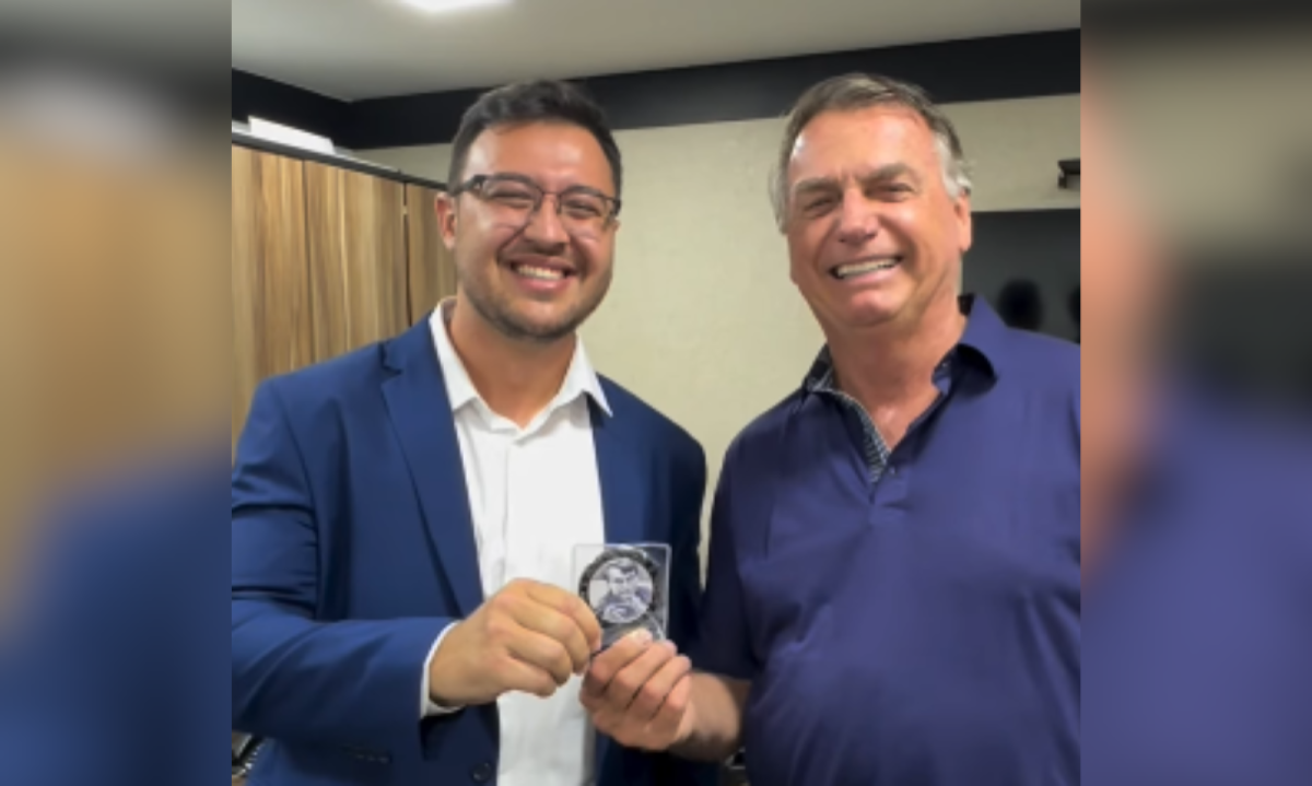 Bolsonaro entregou medalha dos 3 Is - 'Incomível, imorrível e imbrochável' - para Pablo Almeida, vereador mais votado de BH -  (crédito: Reprodução/Redes Sociais)