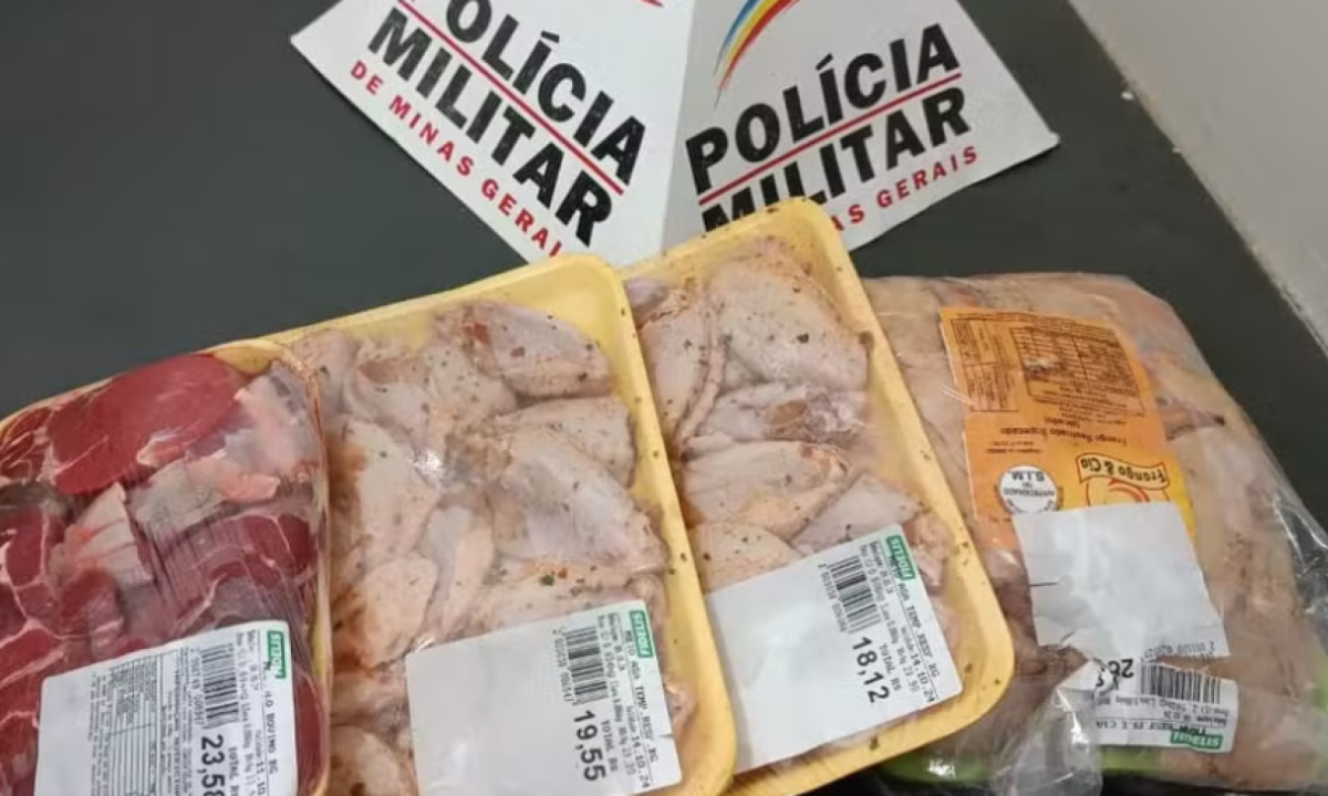 Bandejas de carne foram furtadas de um mercado em Bom Despacho -  (crédito: Divulgação/PMMG)