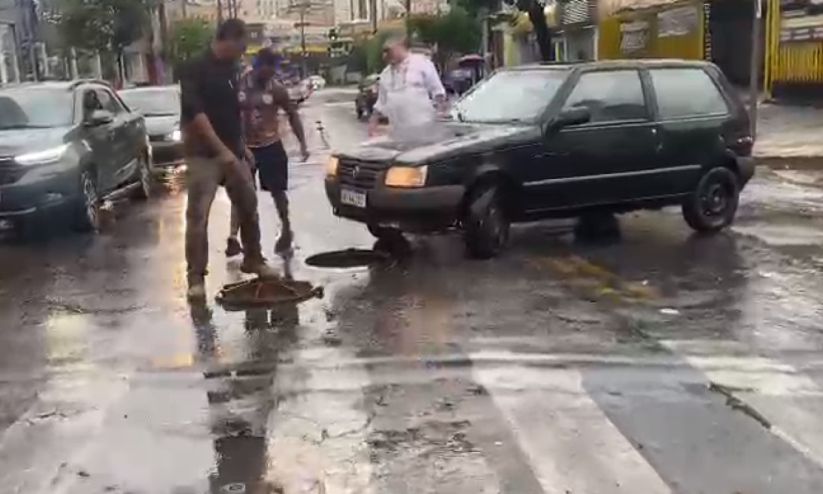 Belo Horizonte est&aacute; em alerta para a possibilidade de pancadas de chuva at&eacute; as 8h desta sexta-feira, 11 de outubro
 -  (crédito: Hiago Rocha / TV Alterosa / D.A Press)
