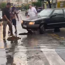 Carro cai em bueiro destampado na Avenida Francisco Sá, em BH - Hiago Rocha / TV Alterosa / D.A Press