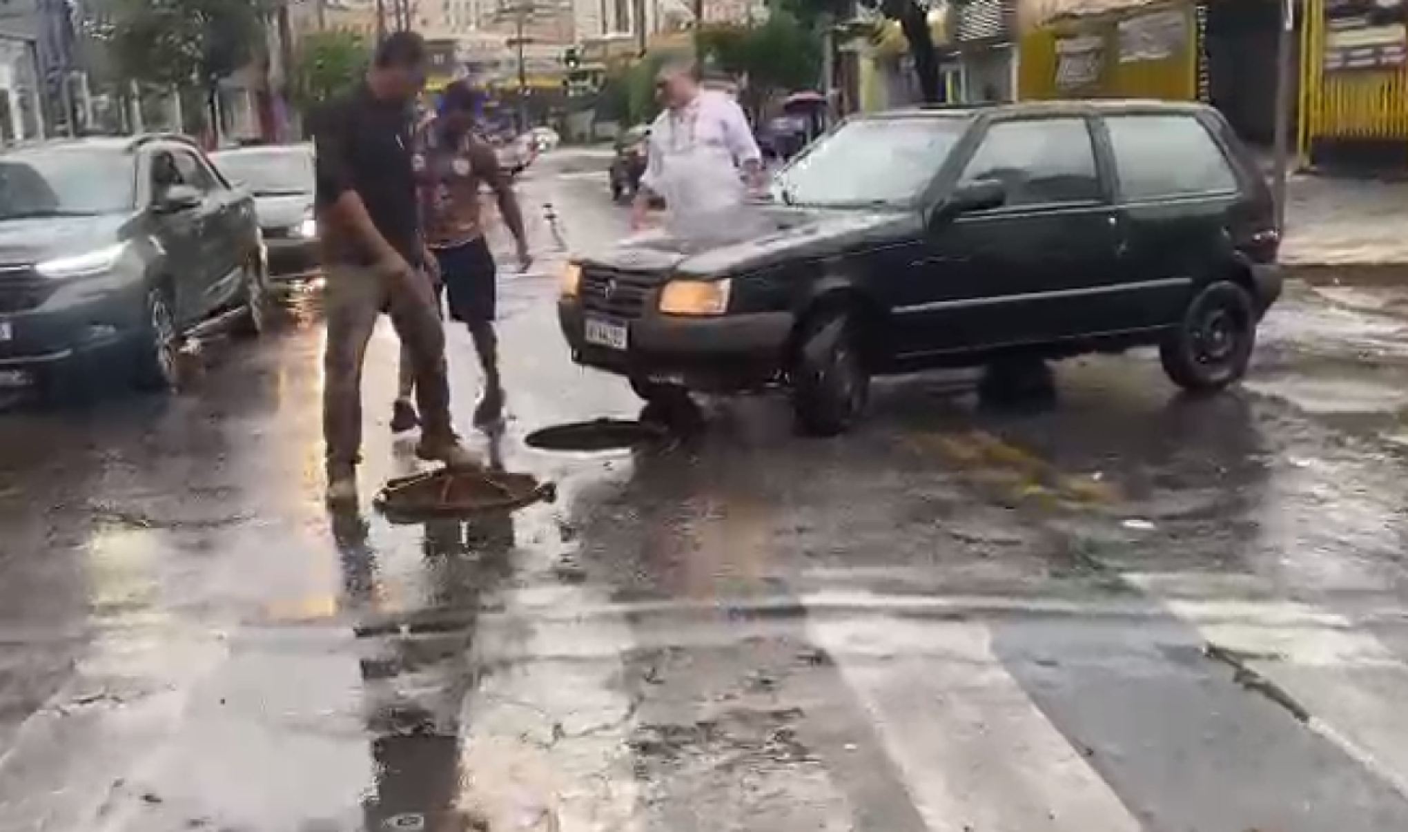 Carro cai em bueiro destampado na Avenida Francisco Sá, em BH