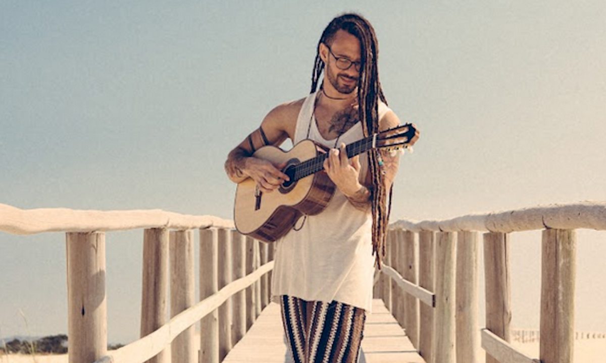 Gabriel Elias retorna às raízes reggae em 'Tropical' -  (crédito: Victor Costa)