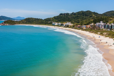 Santa Catarina possui 20 praias com o selo Azul, a Quatro Ilhas, em Bombinhas, é um delas -  (crédito: Expedia)