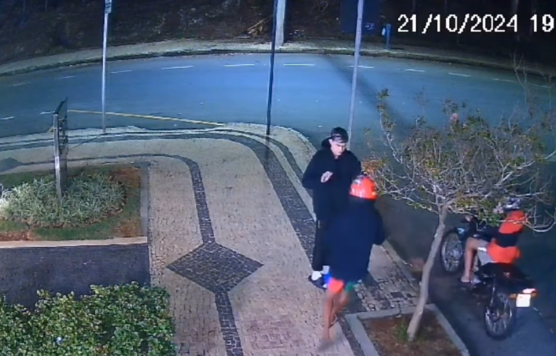 Vídeo: morador do Belvedere tem celular furtado por dupla em motocicleta 
