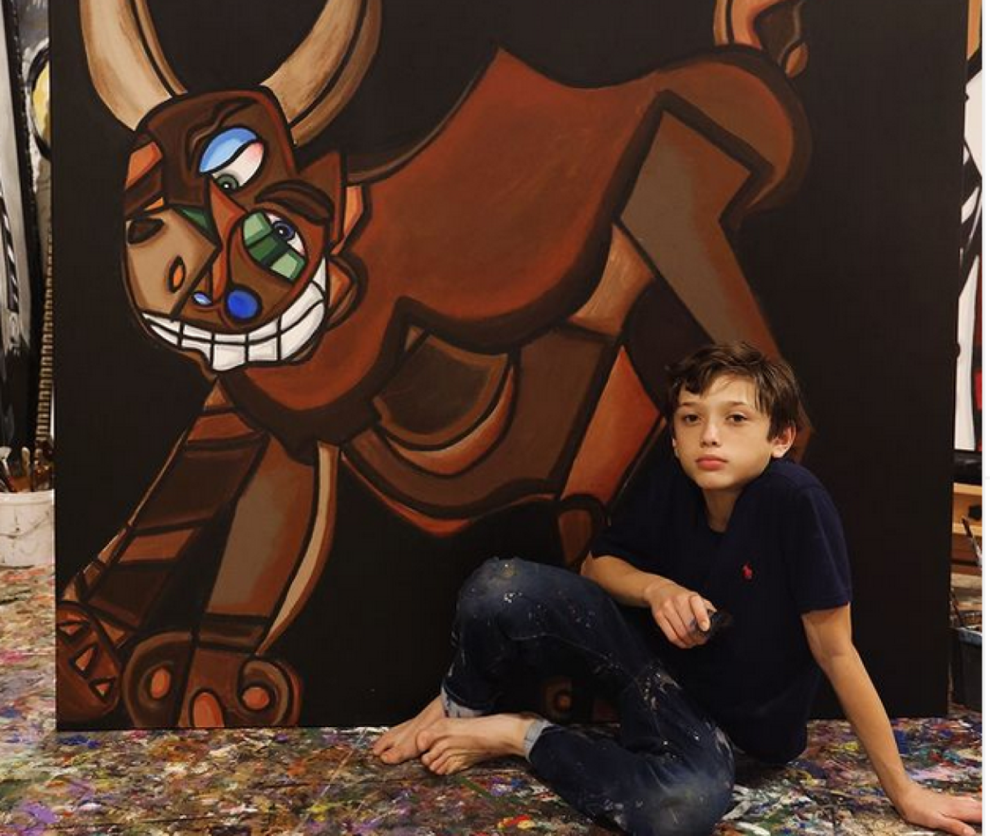 O pré-adolescente Andres Valencia também chamou a atenção com seus quadros à la Picasso O pré-adolescente Andres Valencia posa diante de quadro que pintou, com animal parecido com aqueles pintados por Picasso
