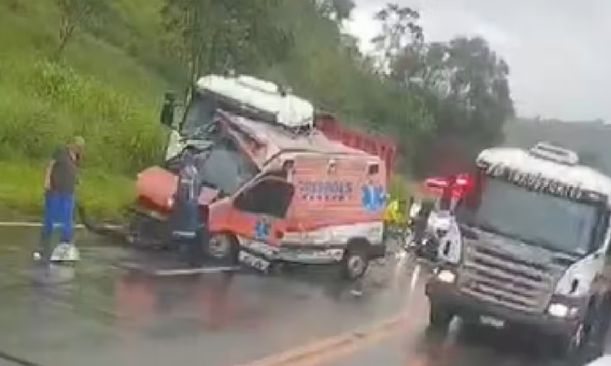Carreta atravessou na pista e atingiu ambulância que seguia para Patos de Minas

 -  (crédito: Reprodução/Redes sociais)