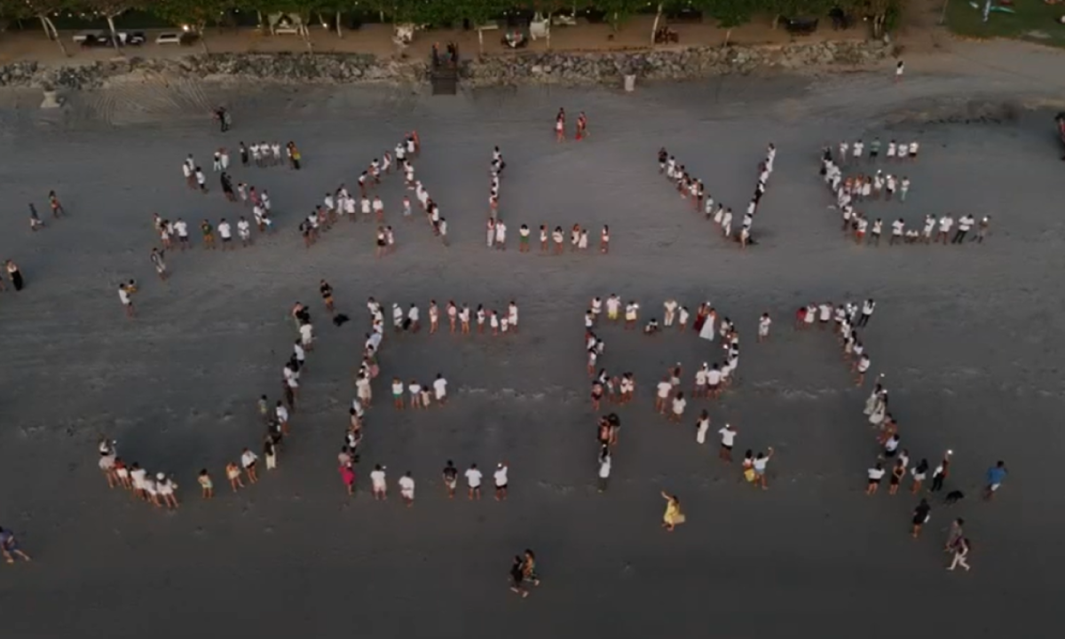 Moradores e turistas fizeram um protesto na praia contra a decisão de 83%  vila ser entrega à uma empresária -  (crédito: André Ueckert/Divulgação)