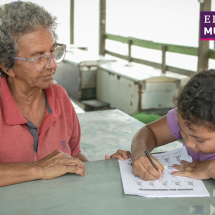 'Voltei à escola para ensinar meus netos': as crianças isoladas pela seca na cidade com pior índice de educação do Brasil - Vitor Serrano/BBC