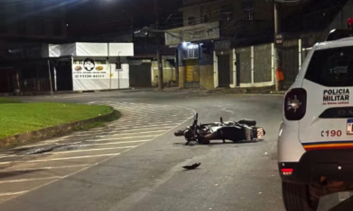 Motociclista morreu ao bater contra um poste em Juiz de Fora. Ele fugiu de uma persegui&ccedil;&atilde;o policial -  (crédito: Divulga&ccedil;&atilde;o / PMMG)