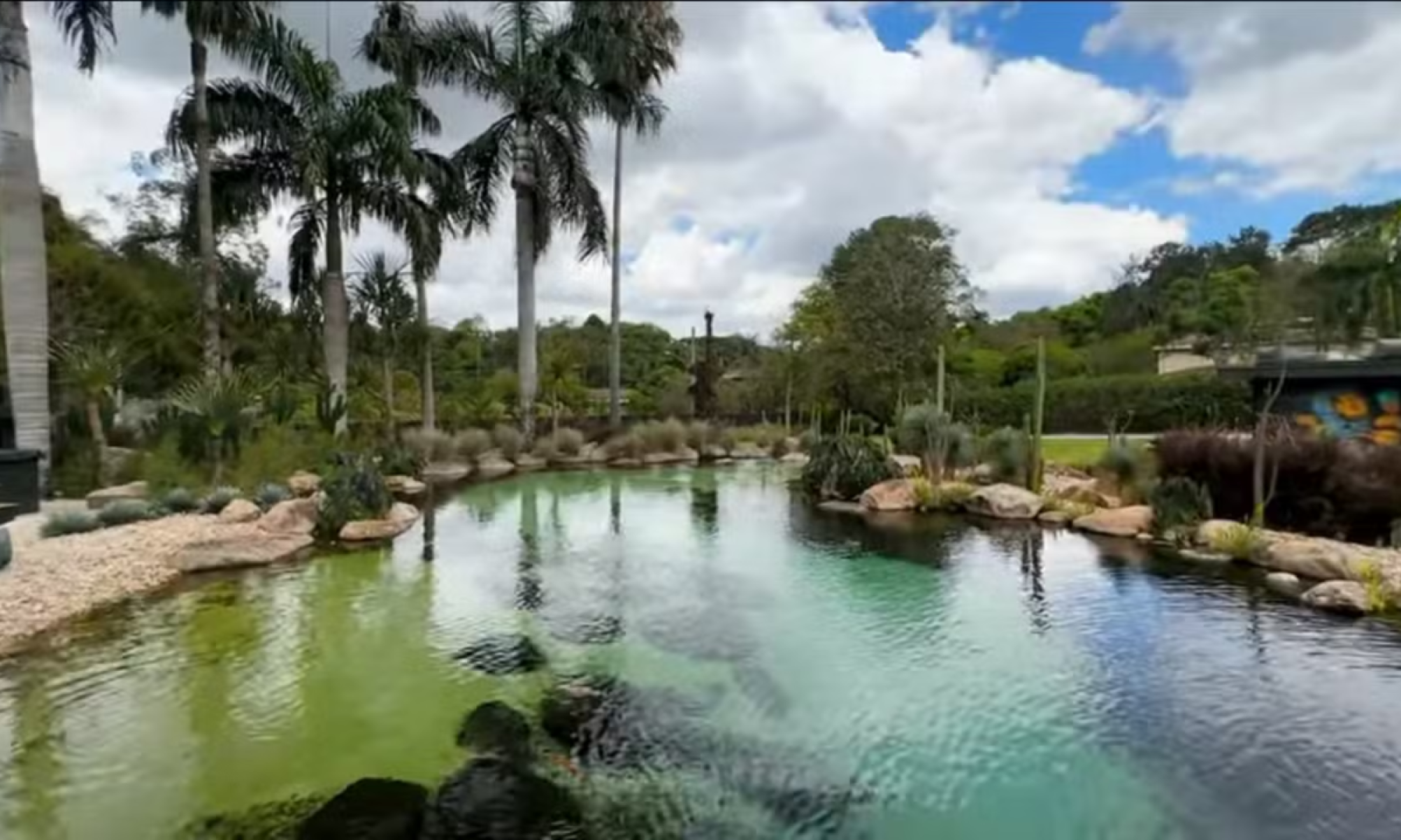 O lago cristalino é rodeado por um paisagismo encantador