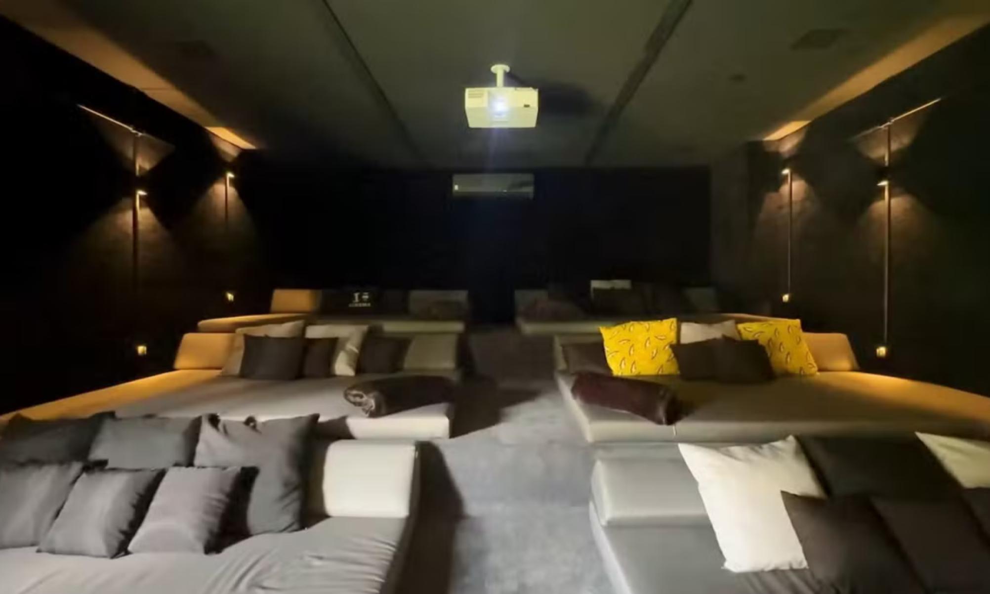 A sala de cinema foi projetada para proporcionar as melhores experiências em casa com muito conforto