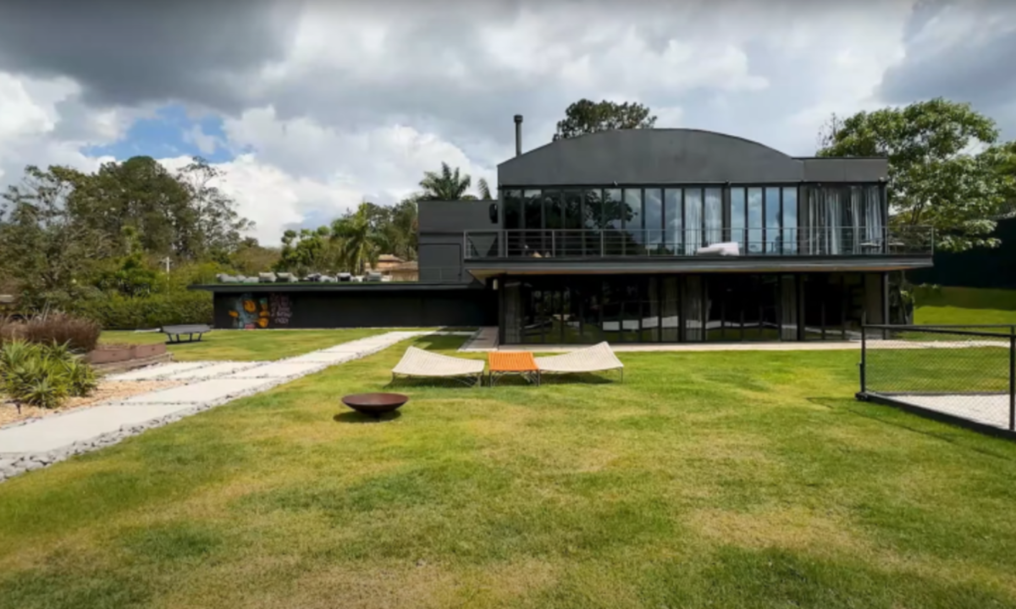 Localizada em um terreno de 6.000 m², a residência de 1.800 m² reúne conforto e luxo 