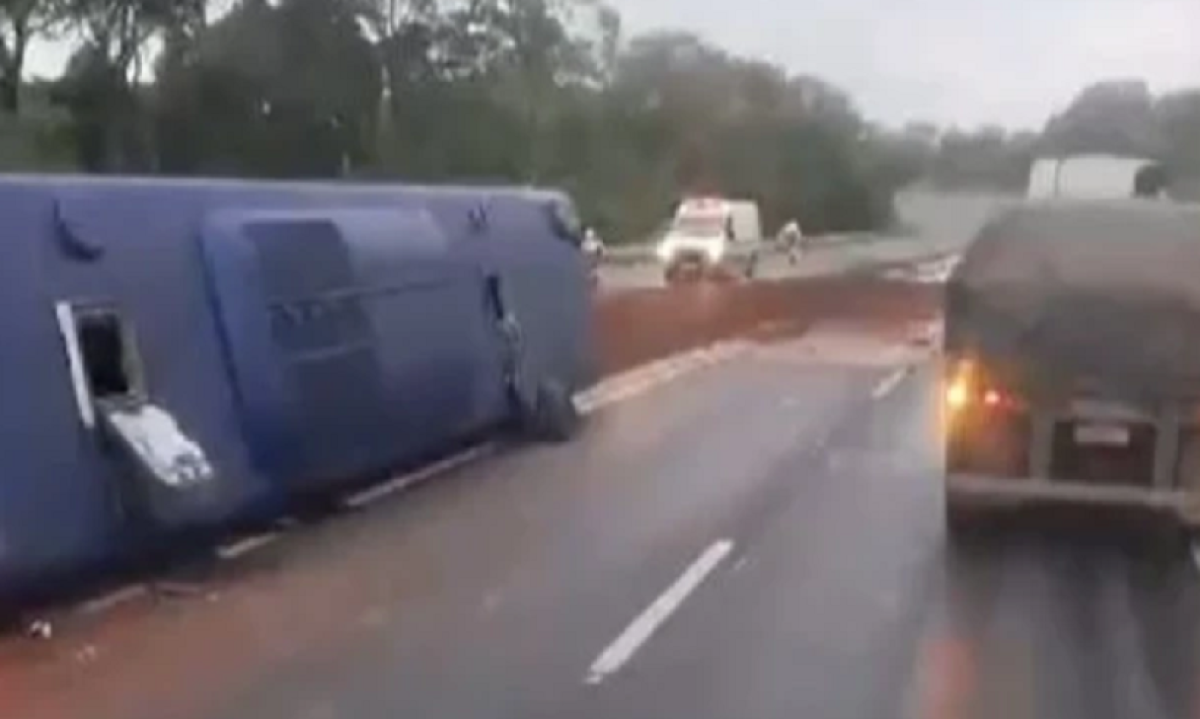 Tombamento de ônibus interdita acesso a Belo Horizonte -  (crédito: Redes sociais)