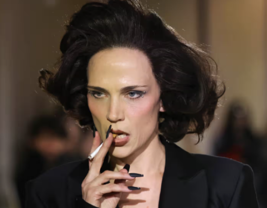 Por que celebridades estão glamurizando cigarro de novo