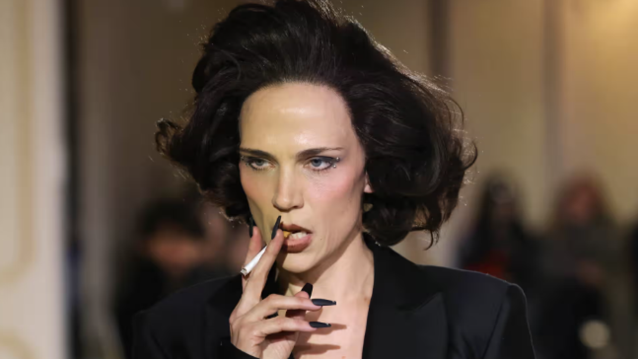 Por que celebridades estão glamurizando cigarro de novo