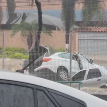 Vídeo: funcionários de UPA resgatam motorista ilhado em carro  - Redes sociais/reprodução 