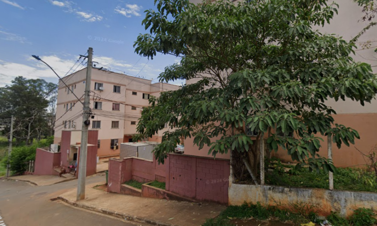 Trincas foram encontradas nas paredes de duas edificações do conjunto habitacional São Carlos, famílias tiveram que ser evacuadas  -  (crédito: Reprodução/Google)