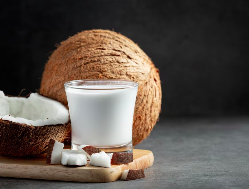 O leite de coco é uma alternativa popular ao leite de vaca, especialmente em dietas veganas e para aqueles com intolerância à lactose. Feito a partir da carne do coco, o leite de coco é rico em gorduras saudáveis, particularmente triglicerídeos de cadeia média, que podem ter benefícios para a saúde, como melhorar o metabolismo e fornecer energia.