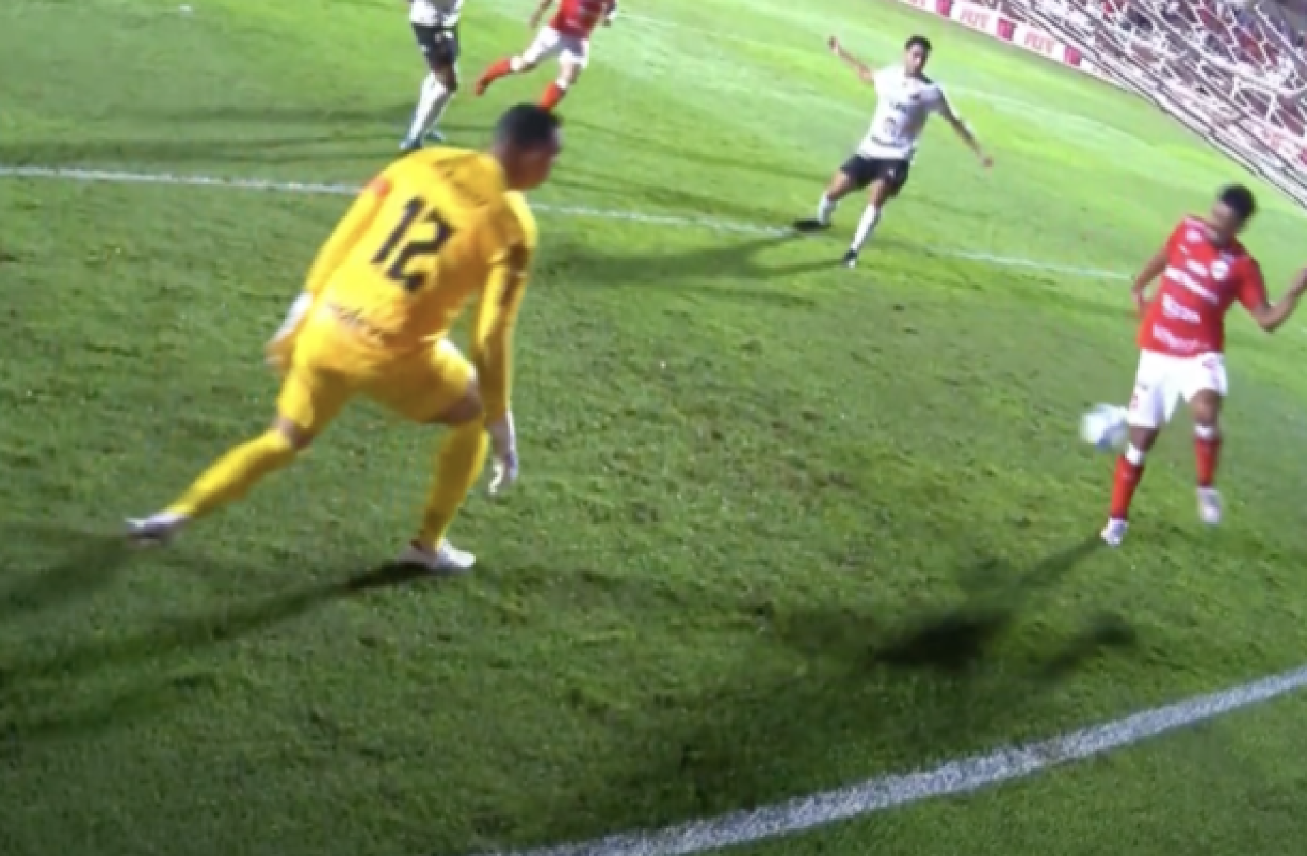Inacreditável: Jogador do Vila Nova salva um gol para o rival. Veja a imagem
