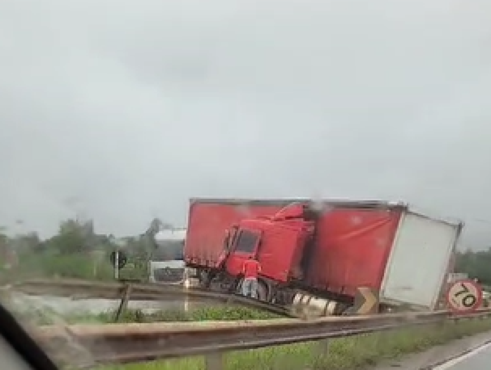 Vídeo: acidente com carreta interdita pista da BR-040 na Grande BH 