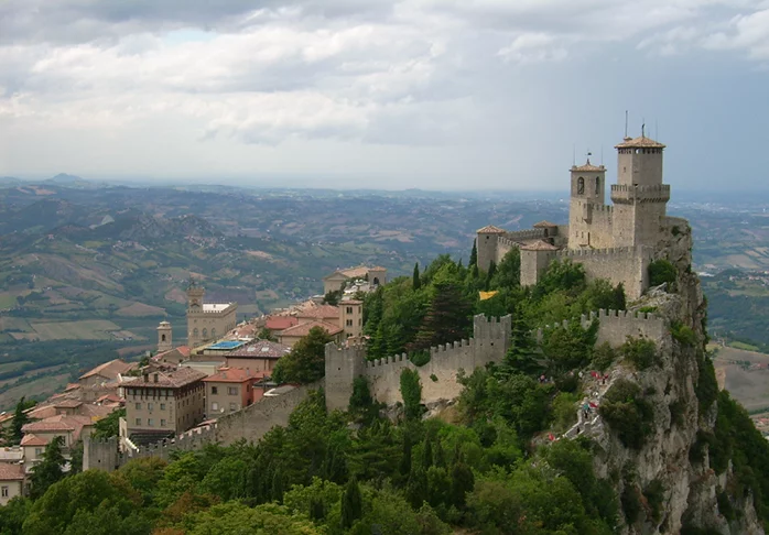 San Marino foi fundado por um pedreiro cristão chamado Marinus, que fugiu das perseguições romanas. Ele se refugiou no Monte Titano, uma das montanhas dos Apeninos, onde começou uma pequena comunidade cristã. 