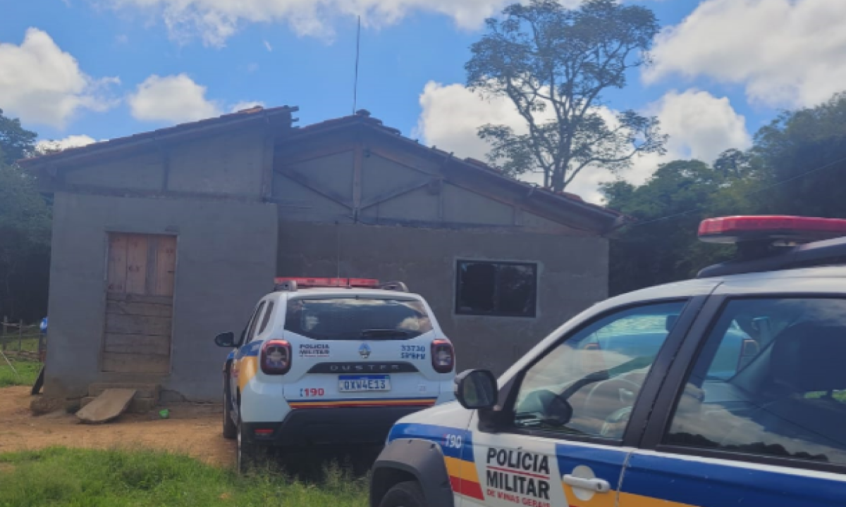 MG: homem é levado à polícia por irmãos após matar filha e companheira