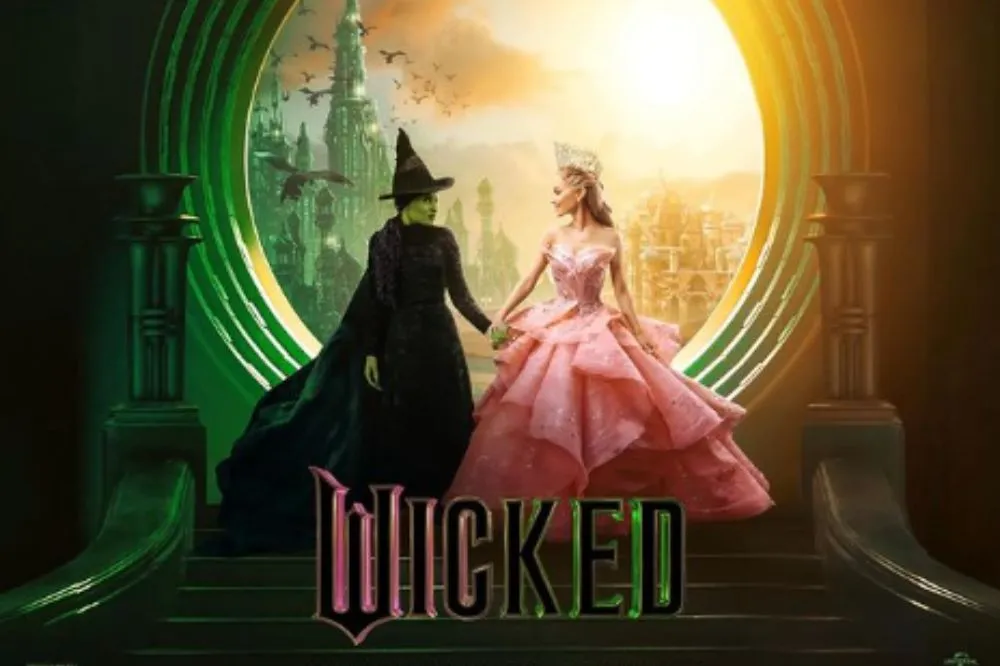 O compositor e letrista Stephen Schwartz leu o romance de 1995 de Gregory Maguire, enquanto estava de férias, e viu seu potencial para uma adaptação dramática. 